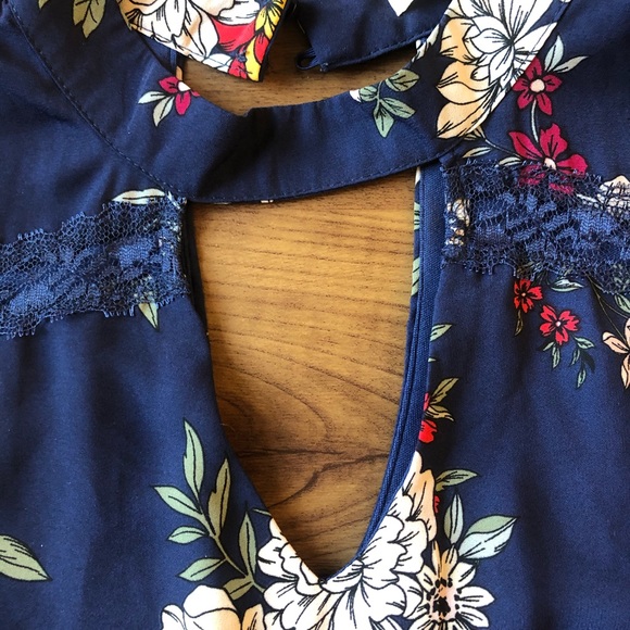 Miami cutout neck floral dress - Picture 3 of 10